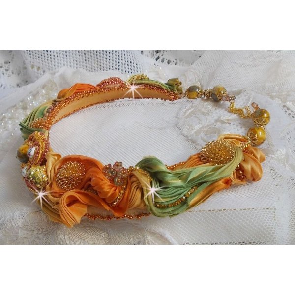 Colar Rumba Haute-Couture bordado com shibori de seda, bigode e cristais Swaroski
