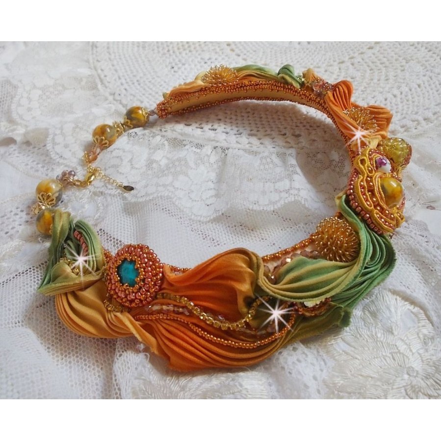 Colar Rumba Haute-Couture bordado com shibori de seda, bigode e cristais Swaroski