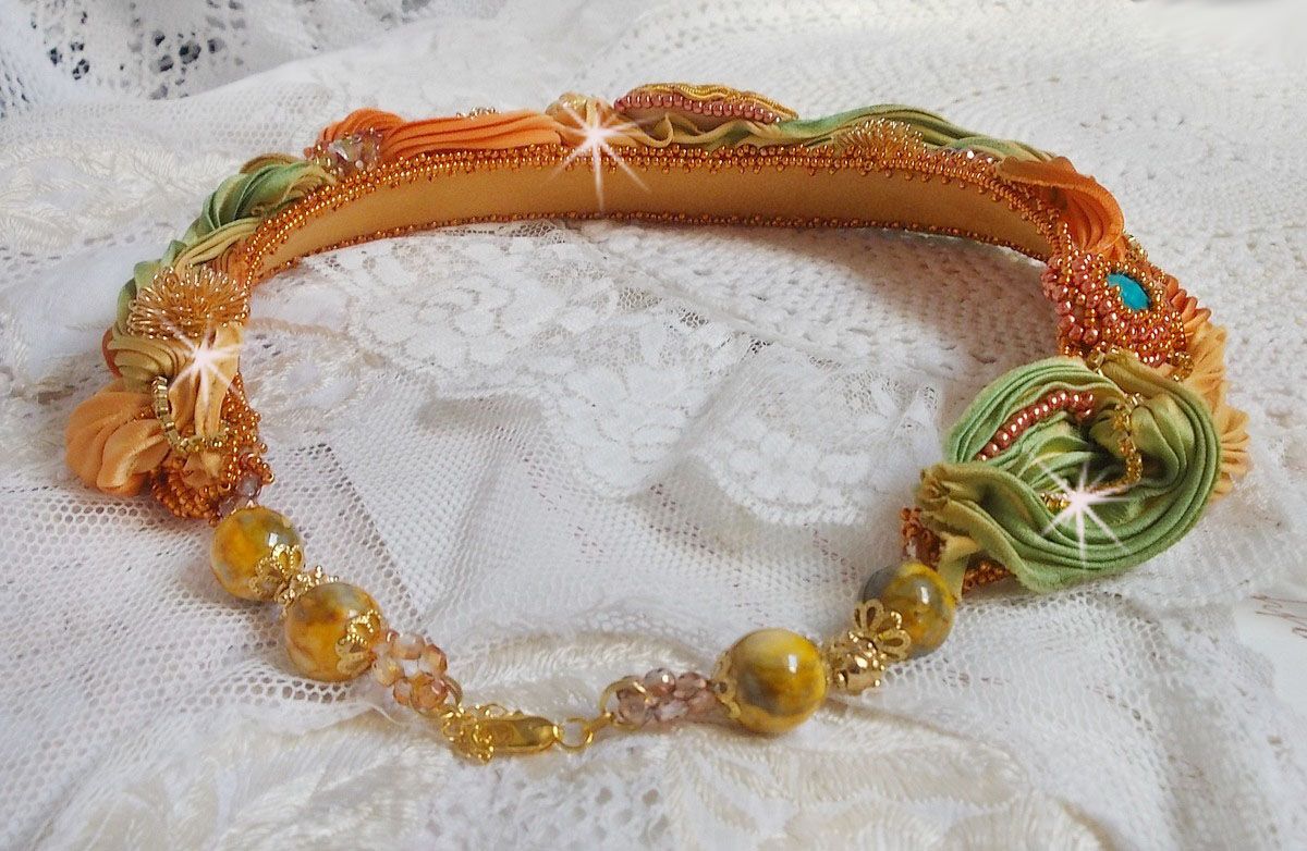 Colar Rumba Haute-Couture bordado com shibori de seda, bigode e cristais Swaroski