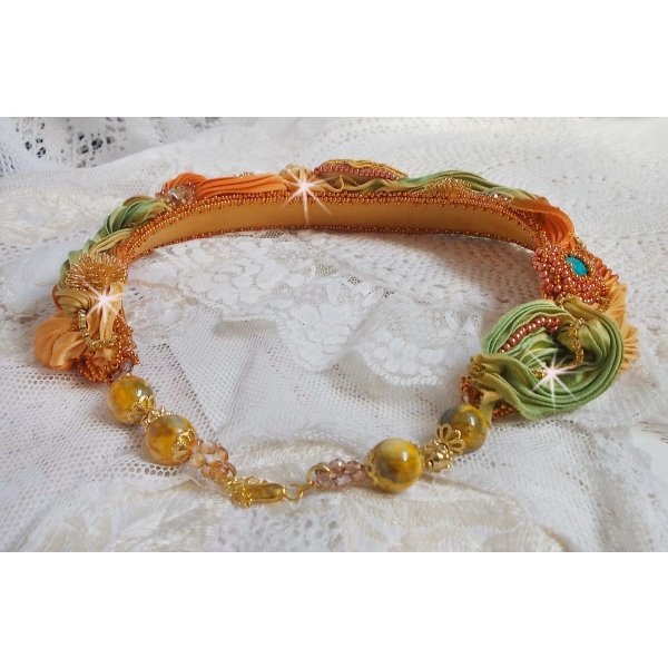 Colar Rumba Haute-Couture bordado com shibori de seda, bigode e cristais Swaroski