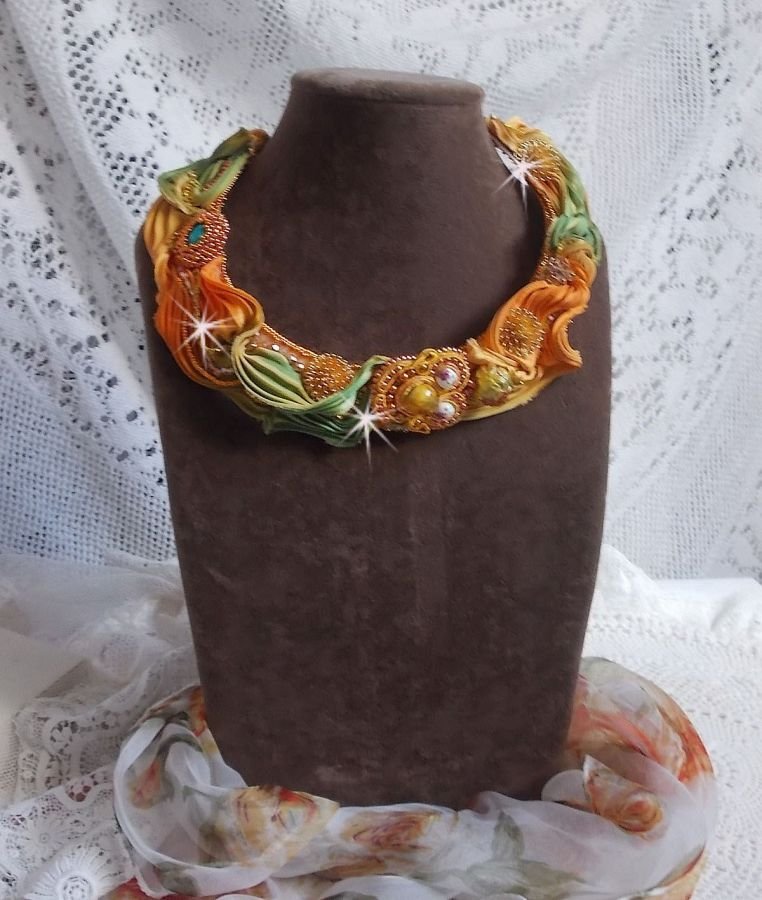 Colar Rumba Haute-Couture bordado com shibori de seda, bigode e cristais Swaroski
