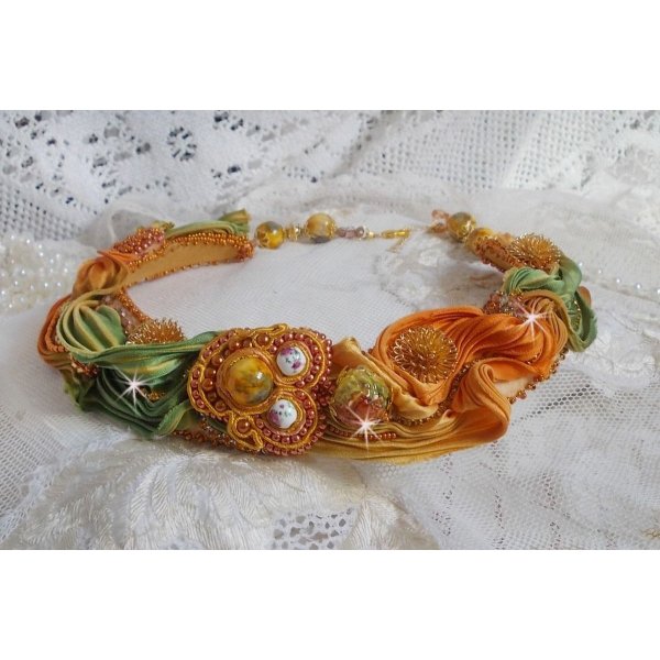 Colar Rumba Haute-Couture bordado com shibori de seda, bigode e cristais Swaroski