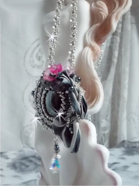 Collier R&ecirc;ves d'un Soir cr&eacute;e avec un ruban de Soie Gris et Blanc; des fleurs Lucite, des cristaux et des Rocailles 