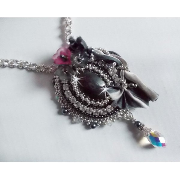 Collier R&ecirc;ves d'un Soir cr&eacute;e avec un ruban de Soie Gris et Blanc; des fleurs Lucite, des cristaux et des Rocailles 