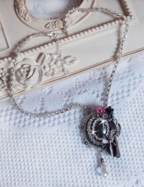 Collier R&ecirc;ves d'un Soir cr&eacute;e avec un ruban de Soie Gris et Blanc; des fleurs Lucite, des cristaux et des Rocailles 