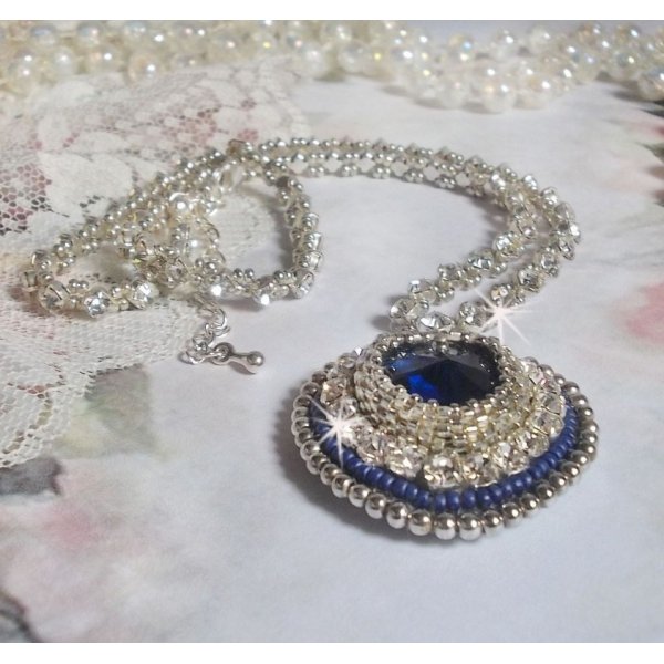 Colar safira azul com cora&ccedil;&atilde;o de cristal Swarovski, contas de prata Miyuki, luneta, fecho de prata 925/1000 e corrente de extens&atilde;o