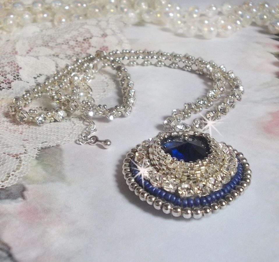 Colar safira azul com coração de cristal Swarovski, contas de prata Miyuki, luneta, fecho de prata 925/1000 e corrente de extensão