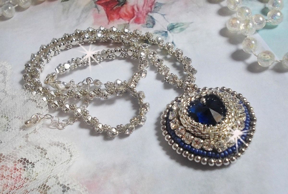 Colar safira azul com coração de cristal Swarovski, contas de prata Miyuki, luneta, fecho de prata 925/1000 e corrente de extensão