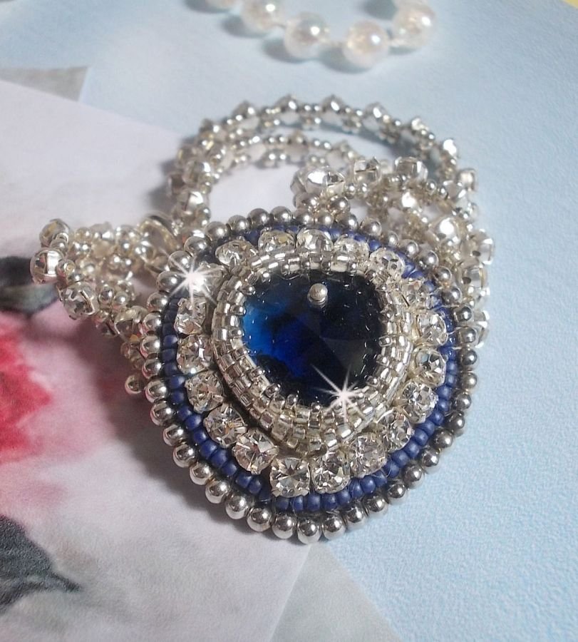 Colar safira azul com coração de cristal Swarovski, contas de prata Miyuki, luneta, fecho de prata 925/1000 e corrente de extensão
