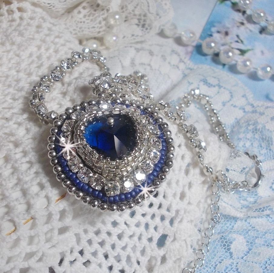 Colar safira azul com coração de cristal Swarovski, contas de prata Miyuki, luneta, fecho de prata 925/1000 e corrente de extensão