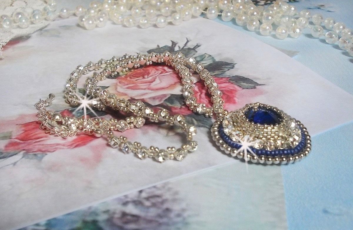 Colar safira azul com coração de cristal Swarovski, contas de prata Miyuki, luneta, fecho de prata 925/1000 e corrente de extensão