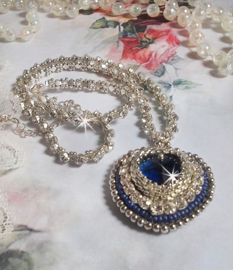 Colar safira azul com coração de cristal Swarovski, contas de prata Miyuki, luneta, fecho de prata 925/1000 e corrente de extensão