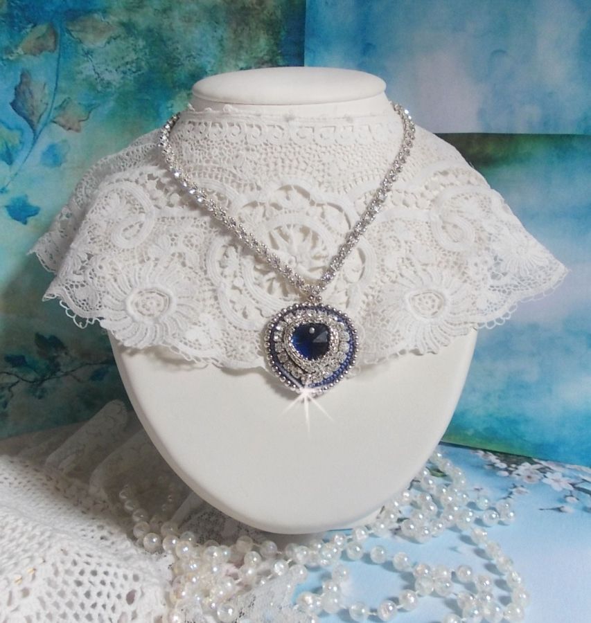 Colar safira azul com coração de cristal Swarovski, contas de prata Miyuki, luneta, fecho de prata 925/1000 e corrente de extensão