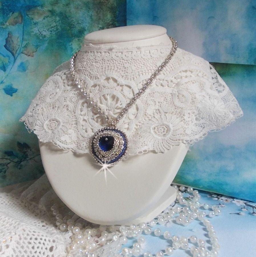Colar safira azul com coração de cristal Swarovski, contas de prata Miyuki, luneta, fecho de prata 925/1000 e corrente de extensão