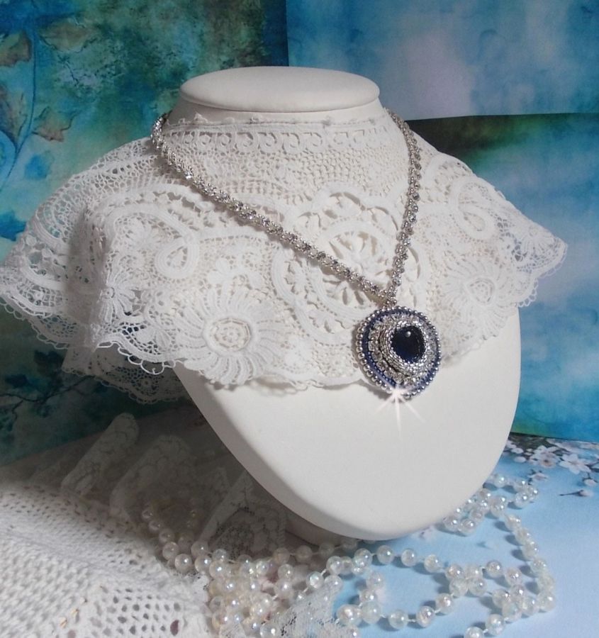 Colar safira azul com coração de cristal Swarovski, contas de prata Miyuki, luneta, fecho de prata 925/1000 e corrente de extensão