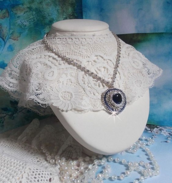 Colar safira azul com cora&ccedil;&atilde;o de cristal Swarovski, contas de prata Miyuki, luneta, fecho de prata 925/1000 e corrente de extens&atilde;o