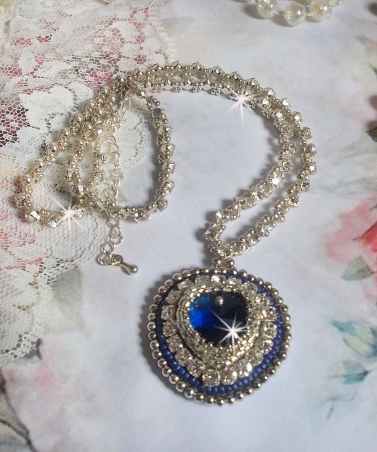 Colar safira azul com coração de cristal Swarovski, contas de prata Miyuki, luneta, fecho de prata 925/1000 e corrente de extensão