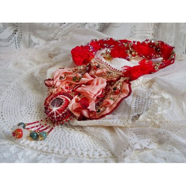 Collier plastron Secret Oriental brod&eacute; avec un cabochon en verre tr&egrave;s ancien et des toupies en cristal de Swarovski