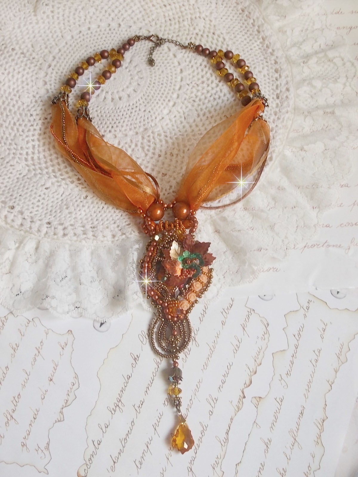 Souffle d'Automne Chic Pingente etnico, bordado com pérolas e cristal Swarovski 