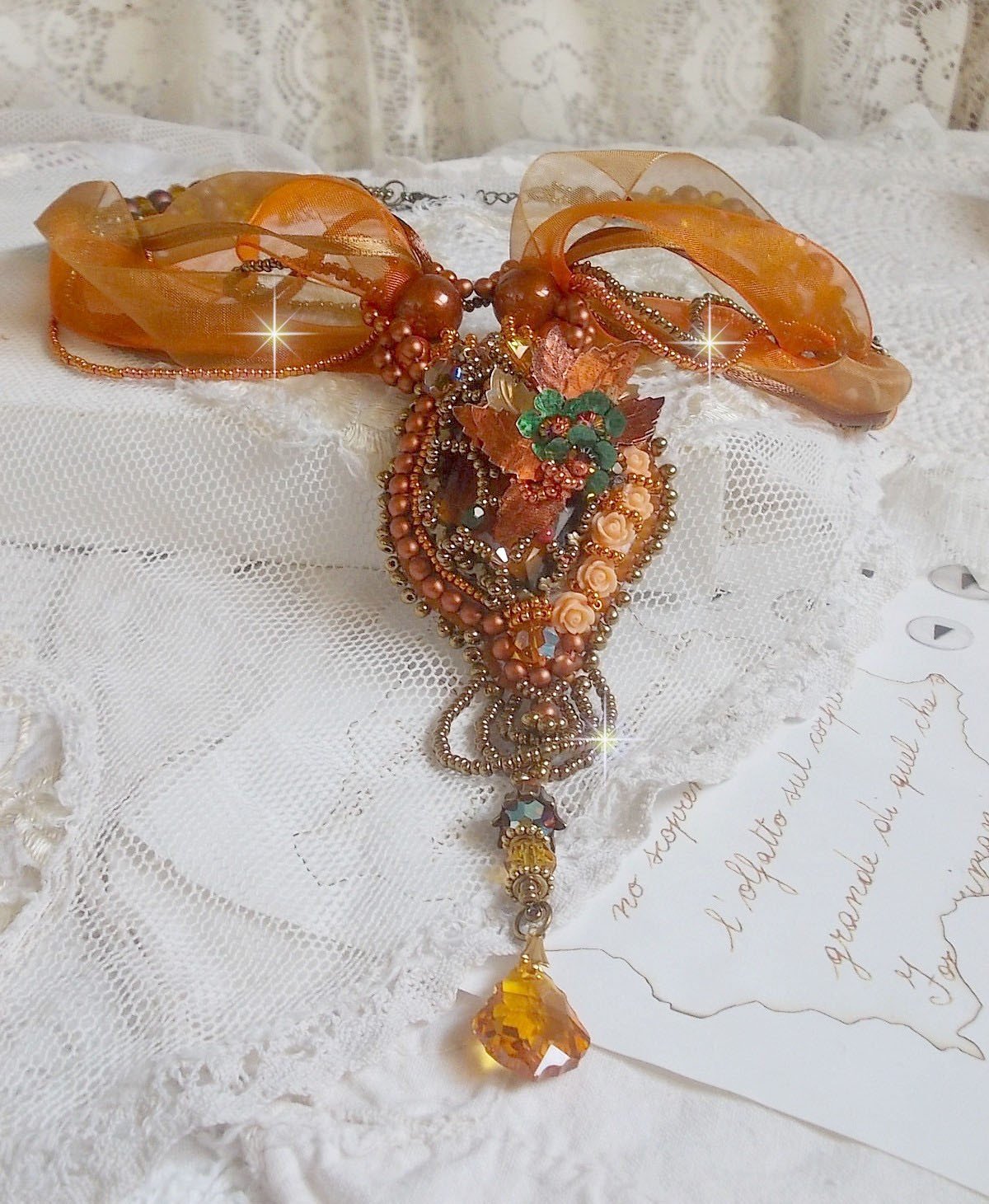 Souffle d'Automne Chic Pingente etnico, bordado com p&eacute;rolas e cristal Swarovski 