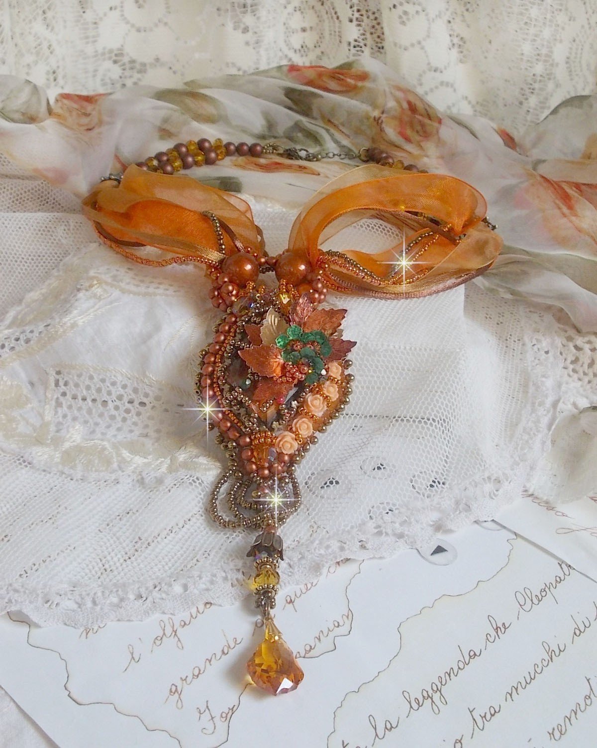 Souffle d'Automne Chic Pingente etnico, bordado com pérolas e cristal Swarovski 