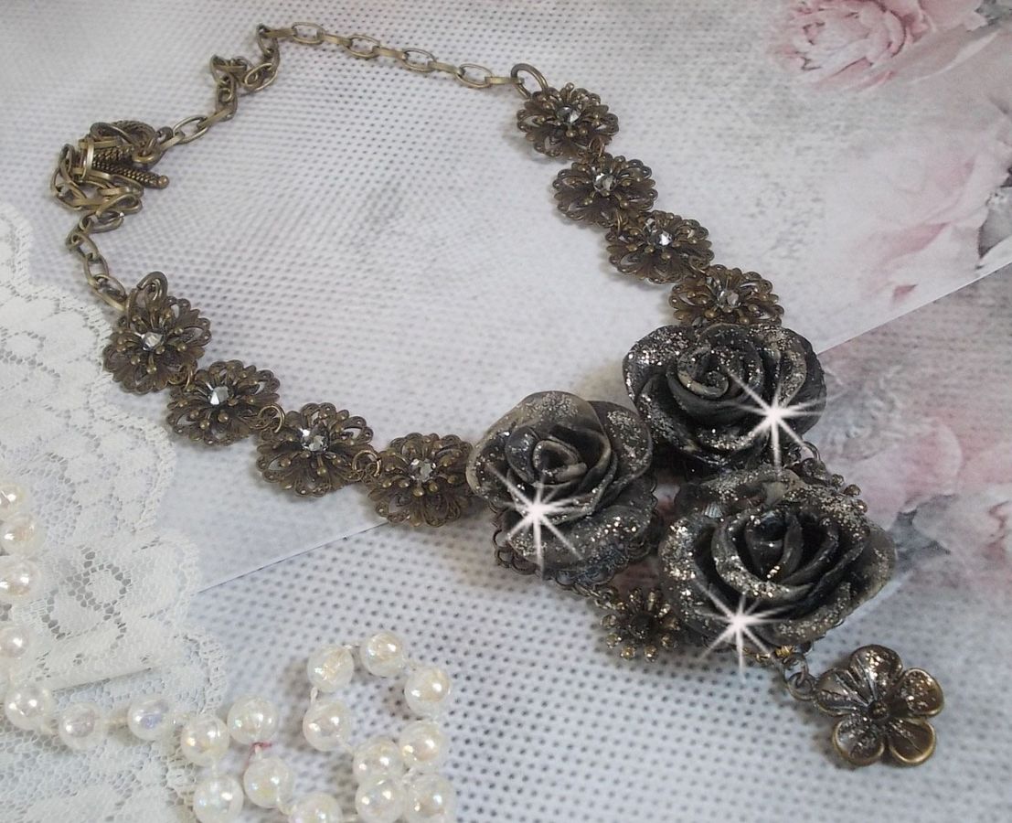Colar Steampunk Queen criado com rosas de porcelana preta e castanha, cabochons de cristal e acessórios de bronze
