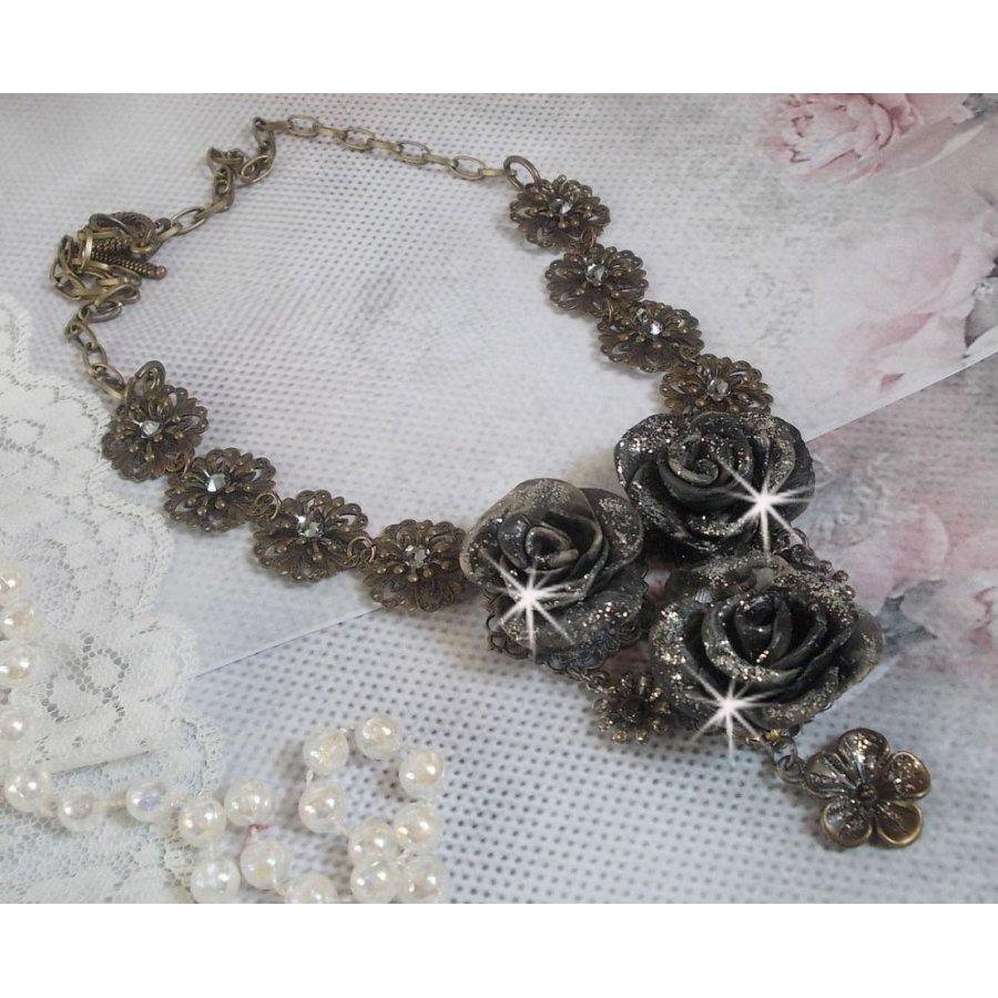 Colar Steampunk Queen criado com rosas de porcelana preta e castanha, cabochons de cristal e acessórios de bronze