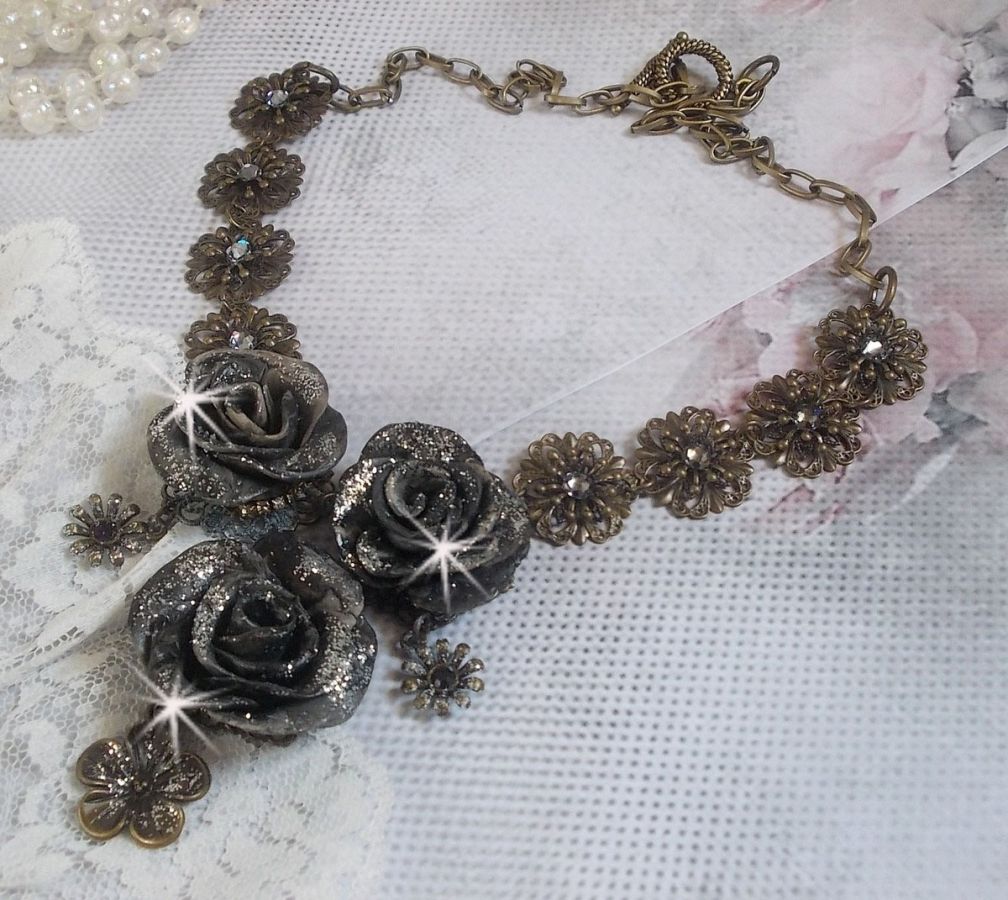 Colar Steampunk Queen criado com rosas de porcelana preta e castanha, cabochons de cristal e acessórios de bronze