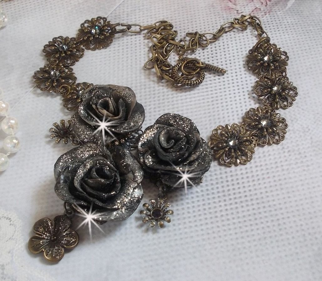 Colar Steampunk Queen criado com rosas de porcelana preta e castanha, cabochons de cristal e acessórios de bronze