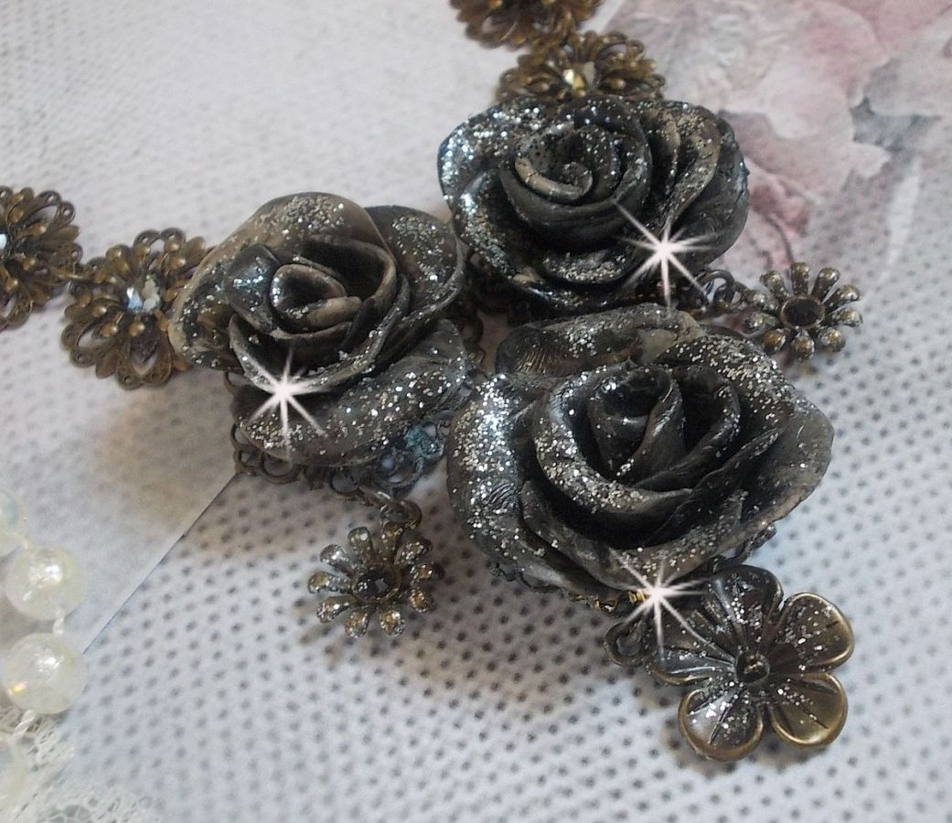 Colar Steampunk Queen criado com rosas de porcelana preta e castanha, cabochons de cristal e acessórios de bronze