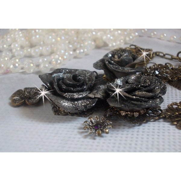 Colar Steampunk Queen criado com rosas de porcelana preta e castanha, cabochons de cristal e acess&oacute;rios de bronze