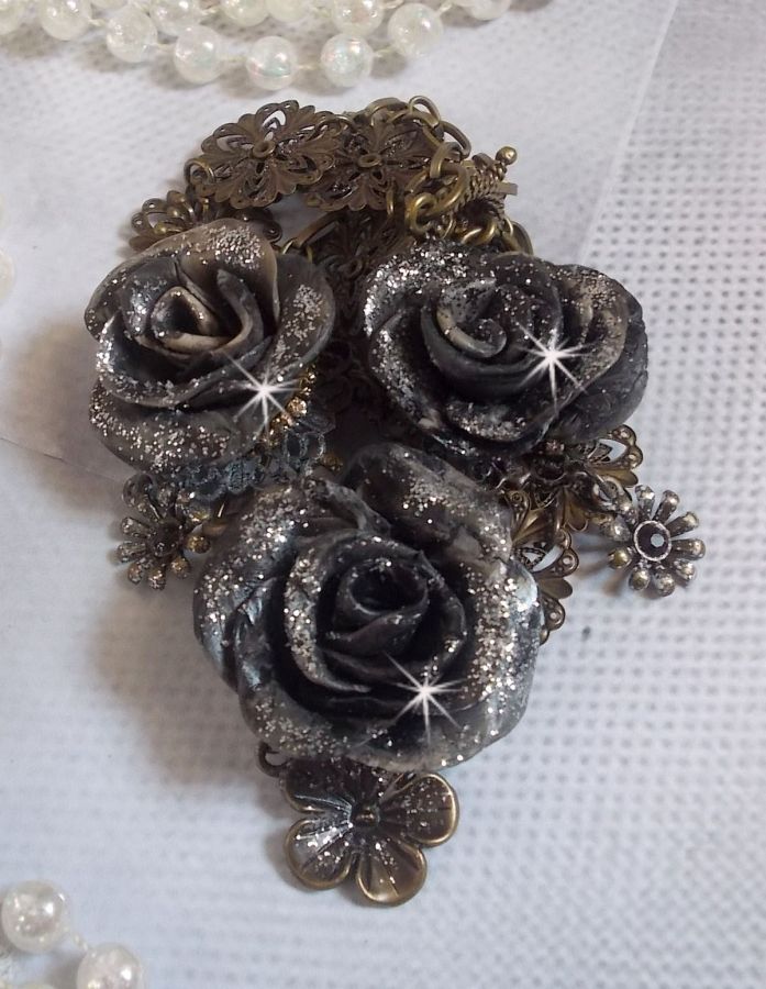 Colar Steampunk Queen criado com rosas de porcelana preta e castanha, cabochons de cristal e acessórios de bronze