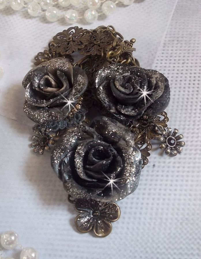 Colar Steampunk Queen criado com rosas de porcelana preta e castanha, cabochons de cristal e acessórios de bronze
