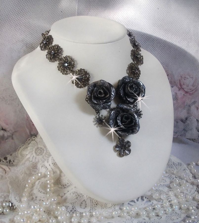 Colar Steampunk Queen criado com rosas de porcelana preta e castanha, cabochons de cristal e acessórios de bronze