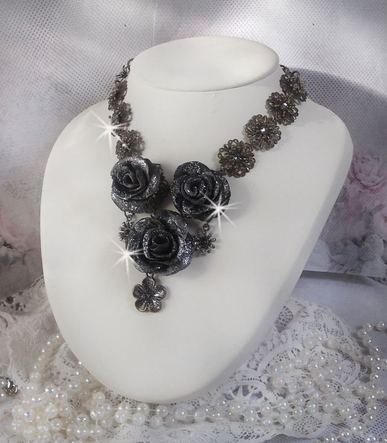 Colar Steampunk Queen criado com rosas de porcelana preta e castanha, cabochons de cristal e acessórios de bronze
