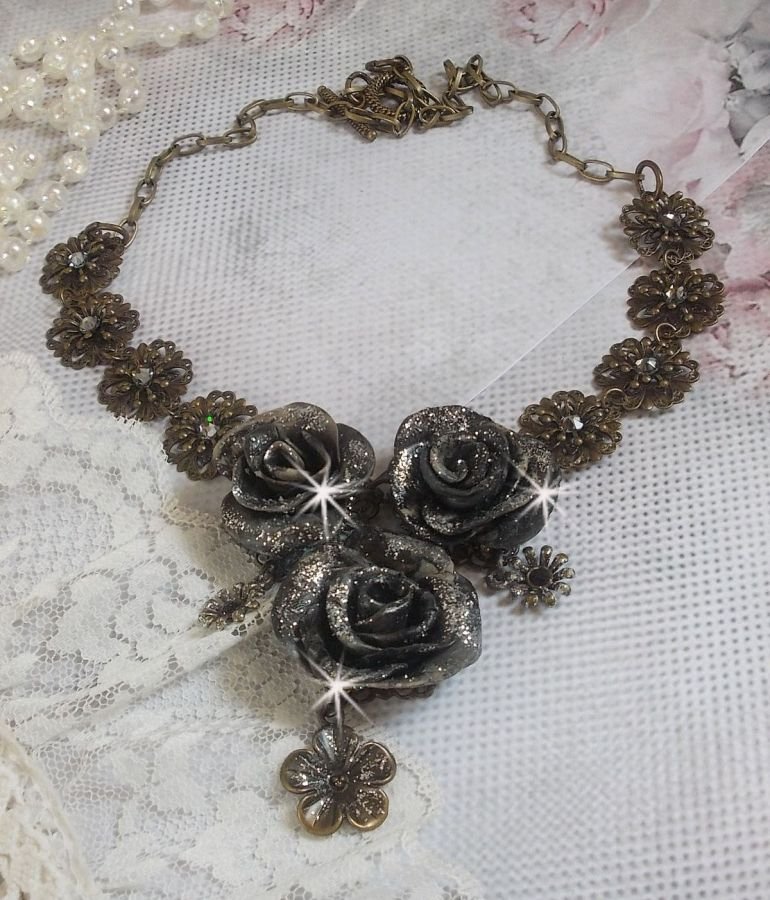 Colar Steampunk Queen criado com rosas de porcelana preta e castanha, cabochons de cristal e acessórios de bronze