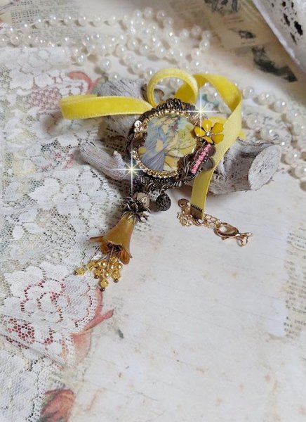 Collier Sunny Side mont&eacute; avec cabochon en r&eacute;sine repr&eacute;sentant une femme en robe Mauve avec un oiseau, cristaux, fleur &eacute;poxy, ruban, Jade en pierre de gemme, breloques aux couleurs Jaune et Bronze