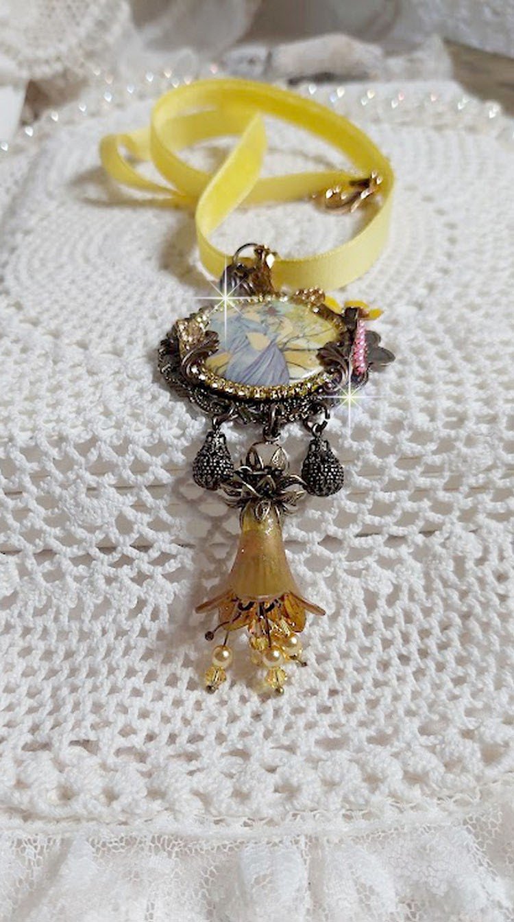 Collier Sunny Side mont&eacute; avec cabochon en r&eacute;sine repr&eacute;sentant une femme en robe Mauve avec un oiseau, cristaux, fleur &eacute;poxy, ruban, Jade en pierre de gemme, breloques aux couleurs Jaune et Bronze