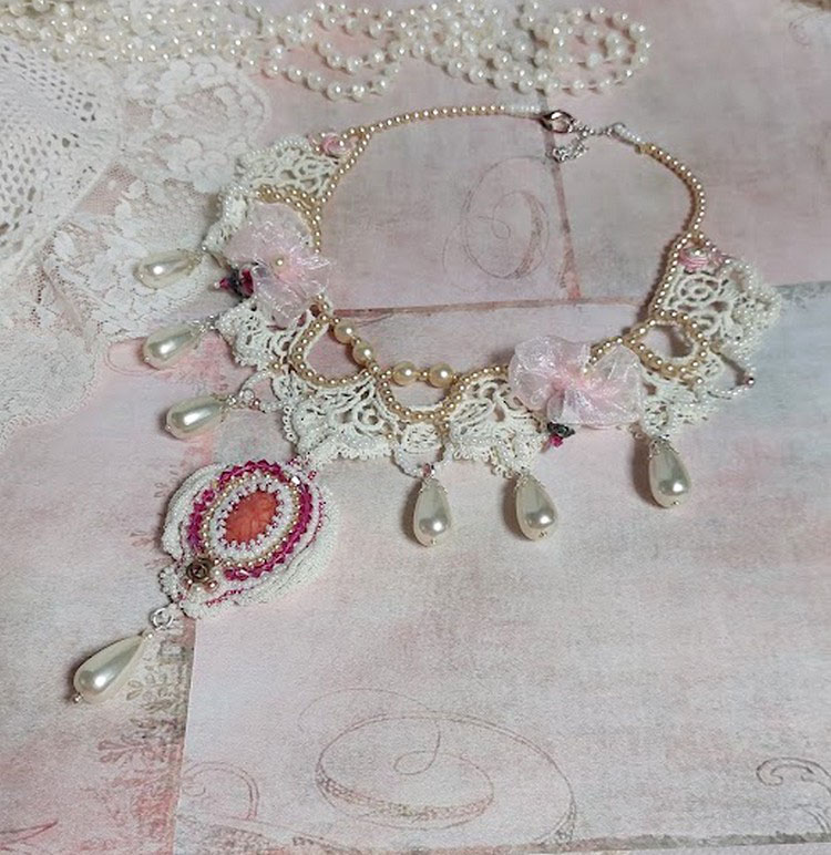 Colar Valmont bordado vitoriano com renda de marfim, pérolas de pérolas e cristais Swarovski