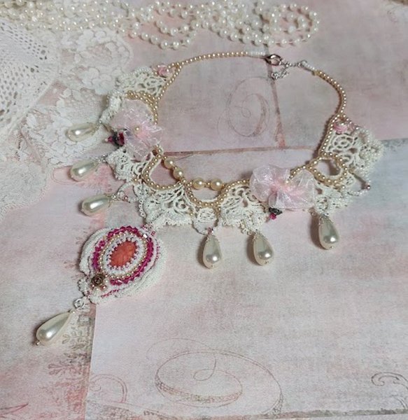 Colar Valmont bordado vitoriano com renda de marfim, pérolas de pérolas e cristais Swarovski