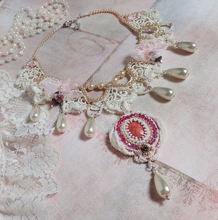 Colar Valmont bordado vitoriano com renda de marfim, pérolas de pérolas e cristais Swarovski