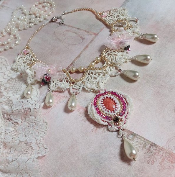Colar Valmont bordado vitoriano com renda de marfim, pérolas de pérolas e cristais Swarovski