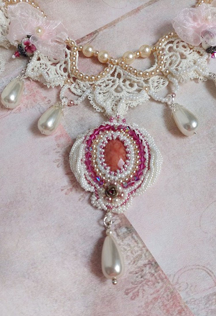 Colar Valmont bordado vitoriano com renda de marfim, pérolas de pérolas e cristais Swarovski