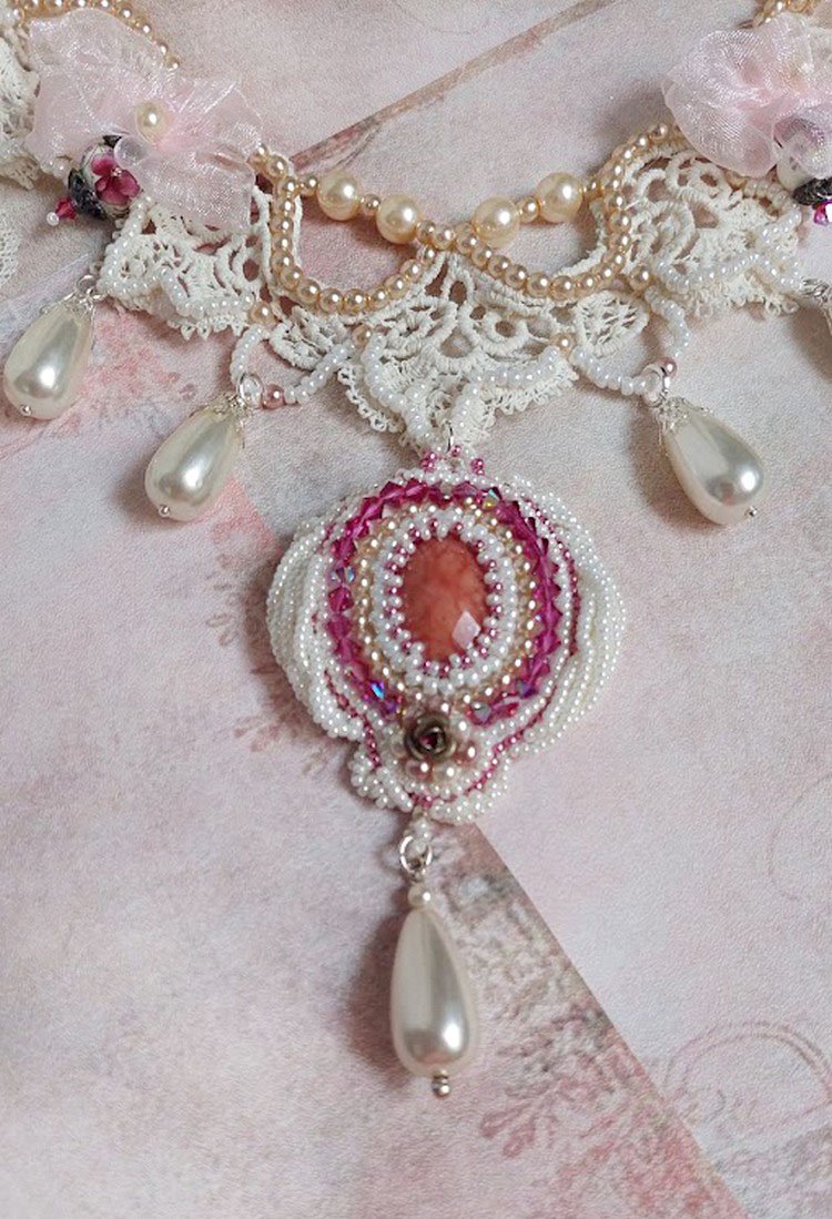 Colar Valmont bordado vitoriano com renda de marfim, pérolas de pérolas e cristais Swarovski