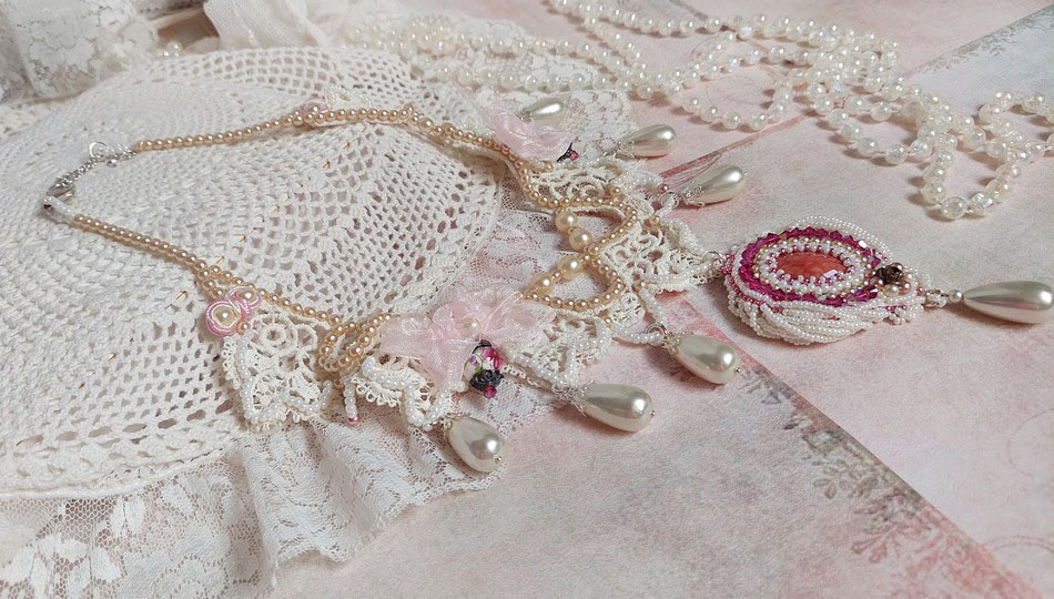 Colar Valmont bordado vitoriano com renda de marfim, pérolas de pérolas e cristais Swarovski