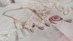 Colar Valmont bordado vitoriano com renda de marfim, pérolas de pérolas e cristais Swarovski