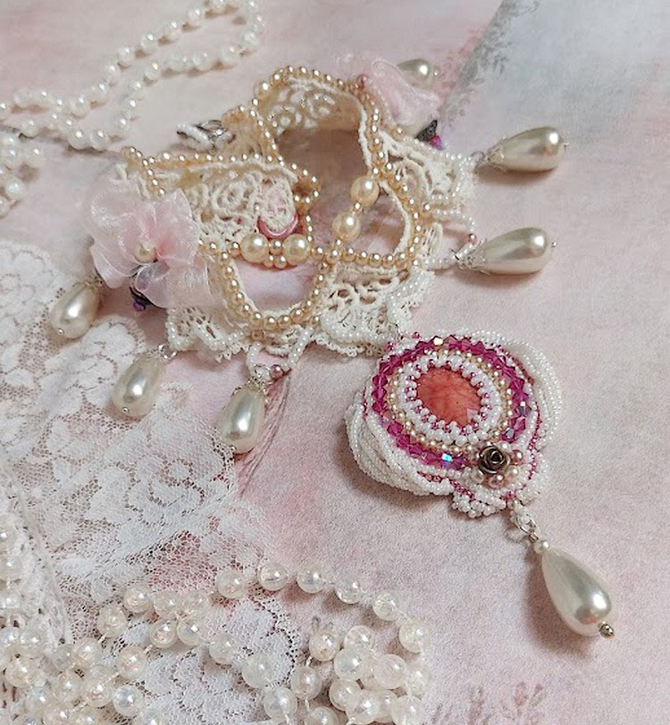 Colar Valmont bordado vitoriano com renda de marfim, pérolas de pérolas e cristais Swarovski