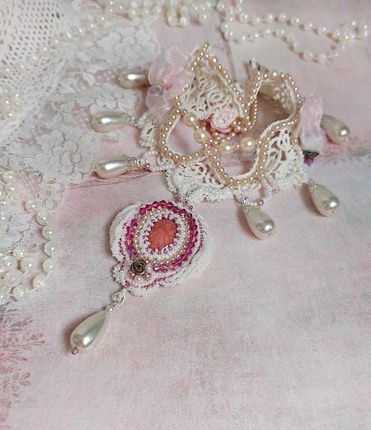 Colar Valmont bordado vitoriano com renda de marfim, pérolas de pérolas e cristais Swarovski