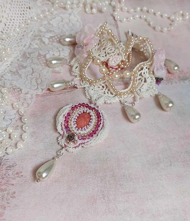 Colar Valmont bordado vitoriano com renda de marfim, pérolas de pérolas e cristais Swarovski