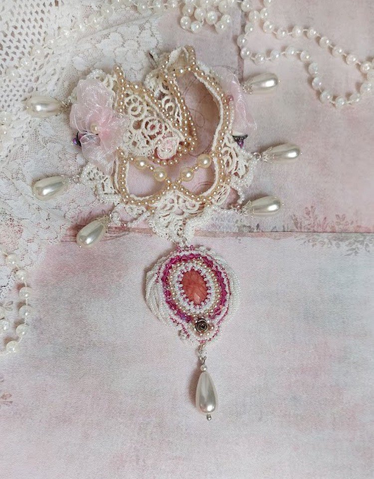 Colar Valmont bordado vitoriano com renda de marfim, pérolas de pérolas e cristais Swarovski